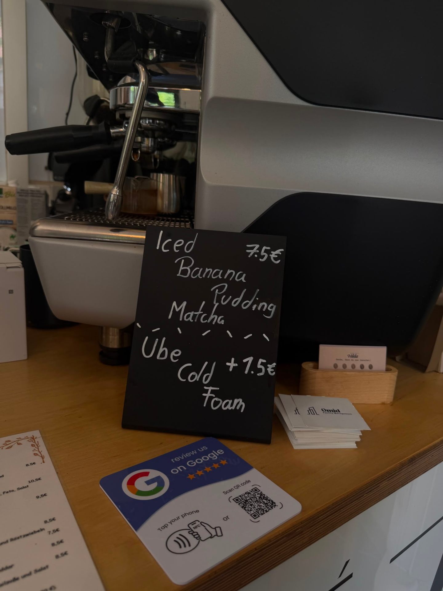 NFC Google Review Card auf einer Café-Theke – Review Card Methode in der Praxis